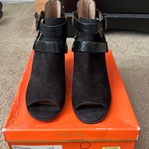 NEW Arturo Chiang open toe heels. Suede Material super comfortable!!